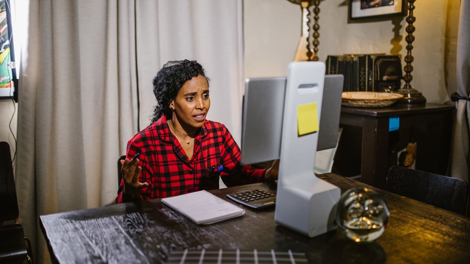 A person talking while working with an AI chat on screen