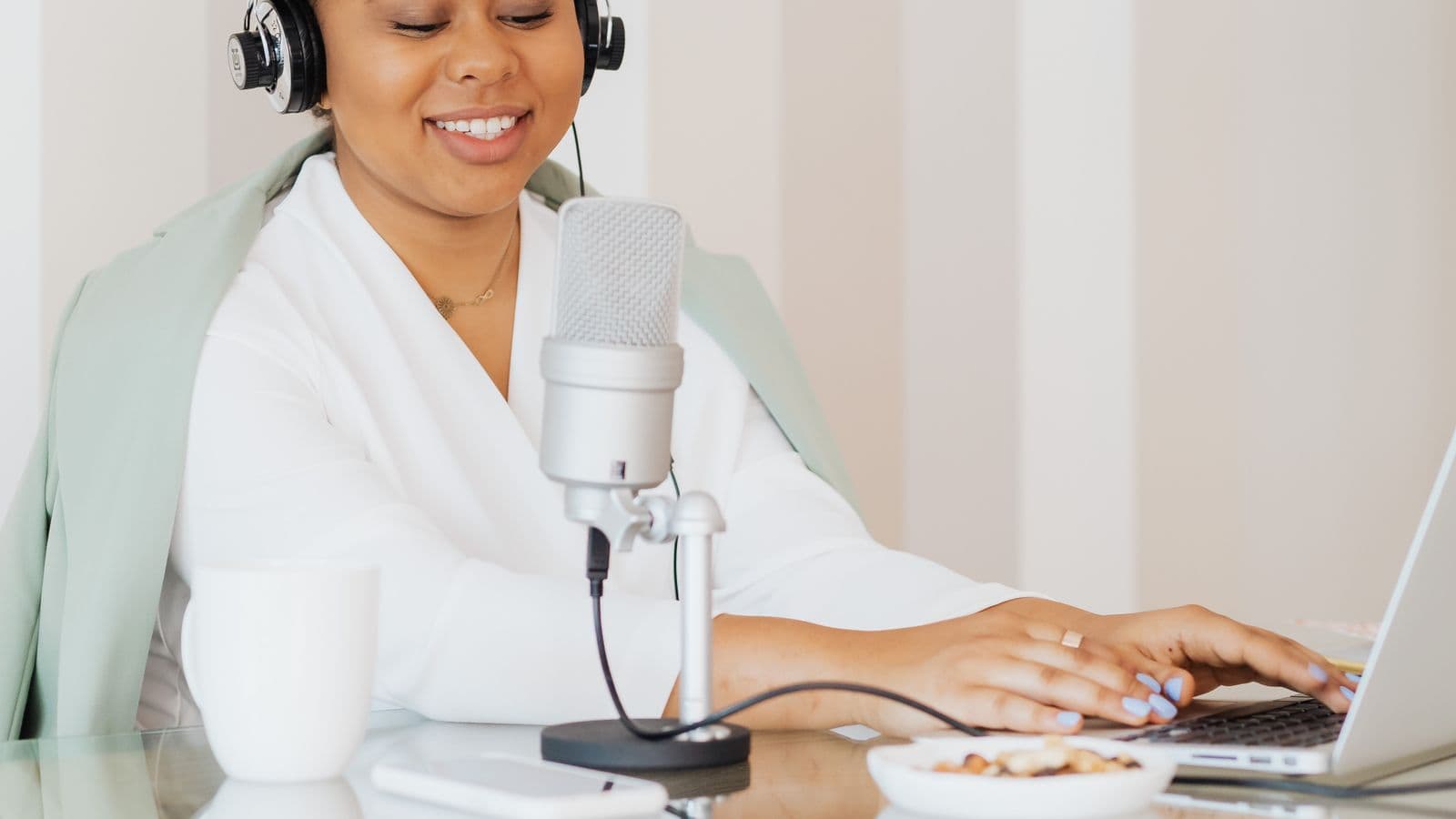 Person speaking into a laptop microphone while text appears on screen